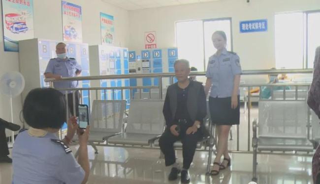 樂山最年長司機誕生！92歲老人兩個月不到考取駕照