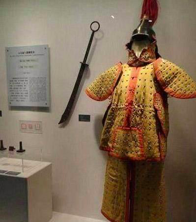 甘肃一农民上交一副盔甲，考古专家一看，大呼