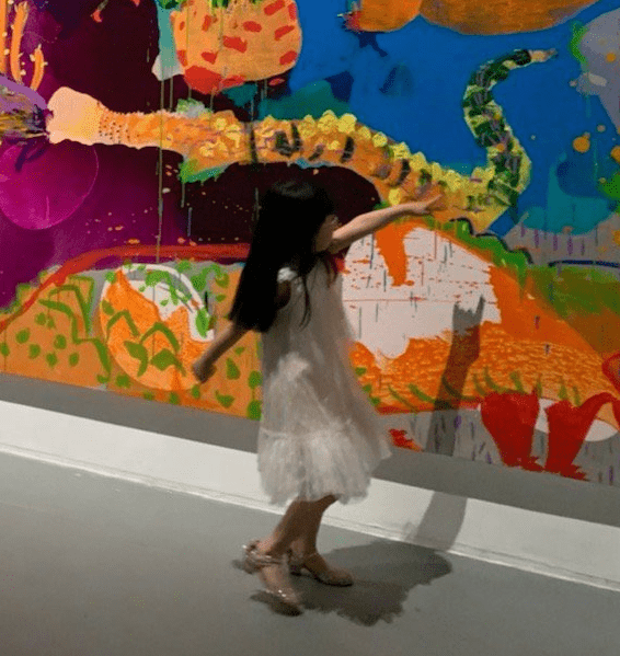 伊能静晒女儿米粒看展萌照，透露儿子目前没有参与综艺戏剧的打算