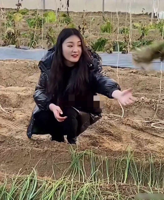 大衣哥媳妇太奢侈？穿貂干脏活不心疼，儿媳曾