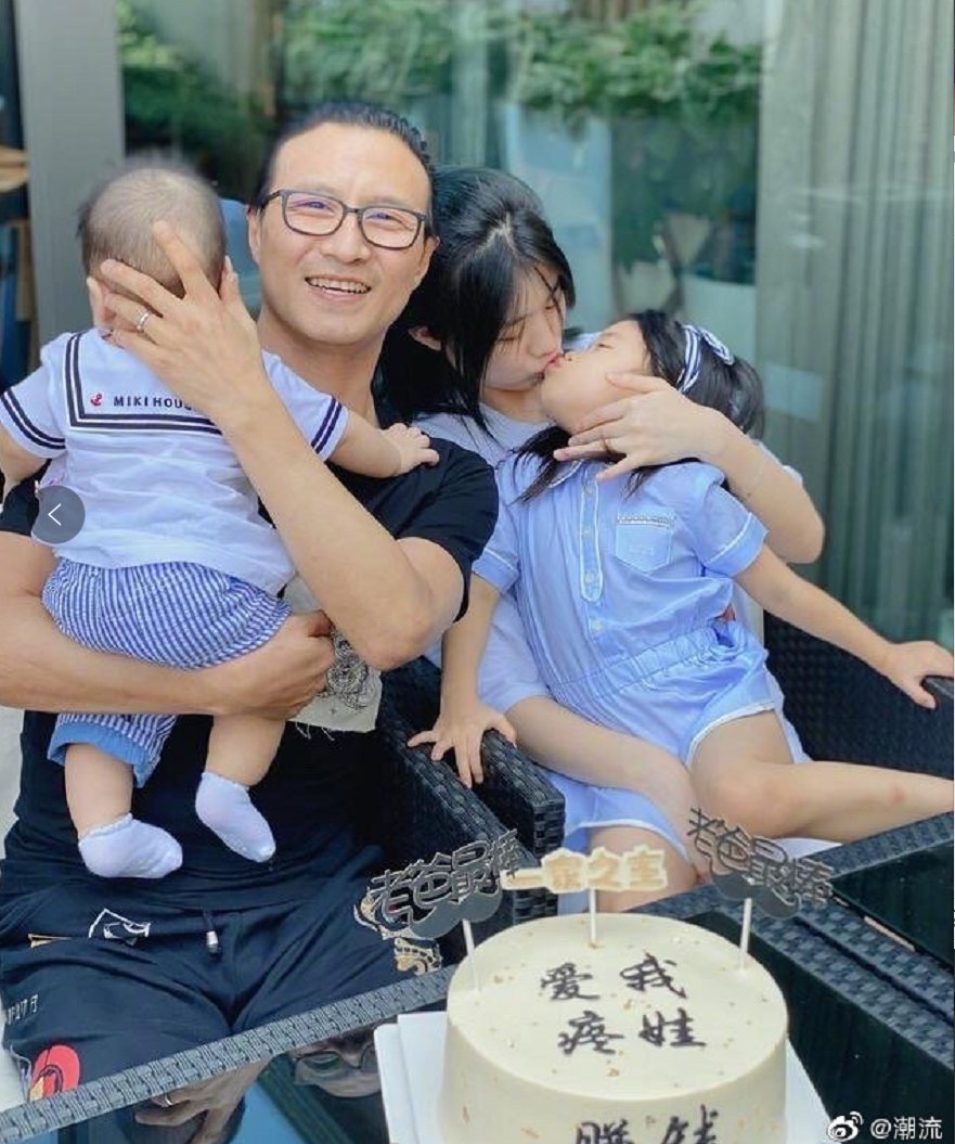 章子怡首晒儿子正面照，脸型鼻子像汪峰，戴草帽胖嘟嘟如瓷娃娃