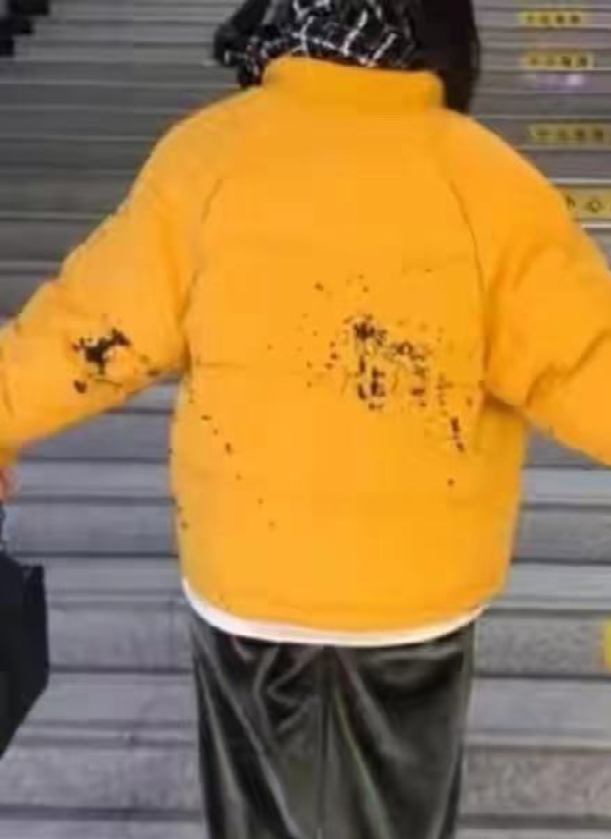 西安男子街头朝女生泼墨原因多名女子遭遇墨水袭击