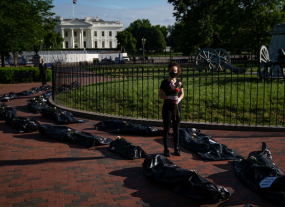 美国人怒了！送葬车装尸袋齐上阵围堵白宫，示