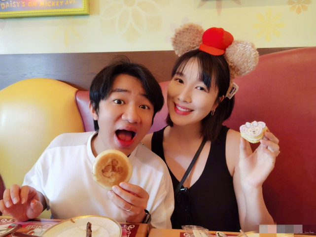 李亚男最新孕照曝光，孕期过半状态完美，撑腰抚肚母爱爆棚