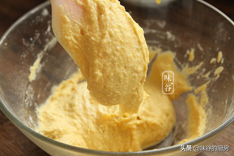 秋天给孩子吃此糕点，一搅一蒸就搞定，香甜又软糯，好吃不上火