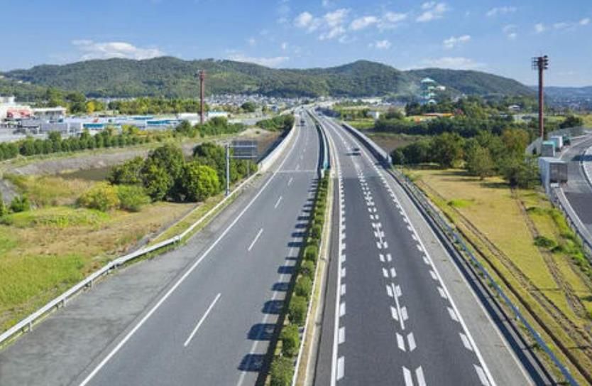 看看日本的高速公路：跟我国比已经是落后了，主要是细节上做得好