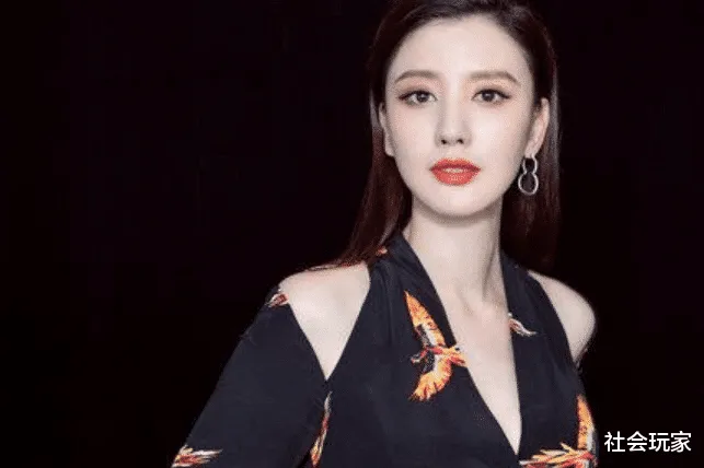 鹿晗为她打工,胡歌怼她穿着暴露,娱乐圈“拼
