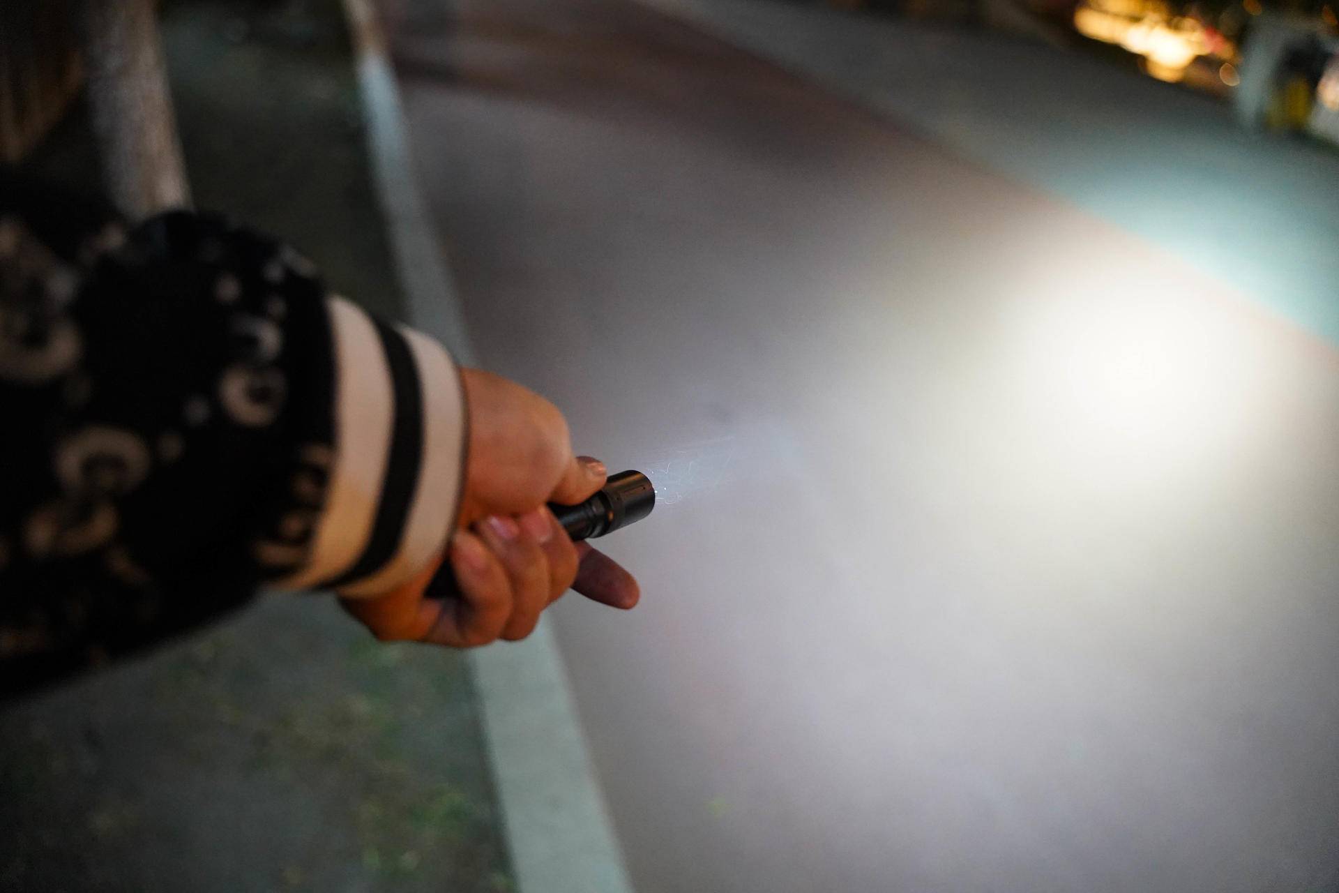 小巧便携，亮度高！体验菲尼克斯E20 V2.0便携手电