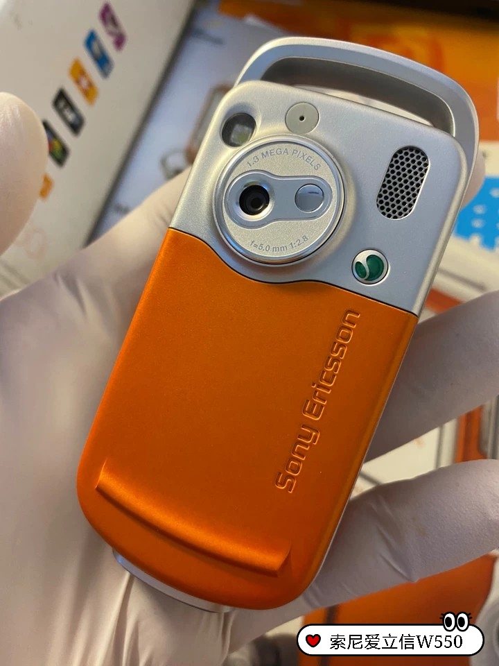 [Classic phone] Sony Ericsson W550: Rotating phone - iNEWS