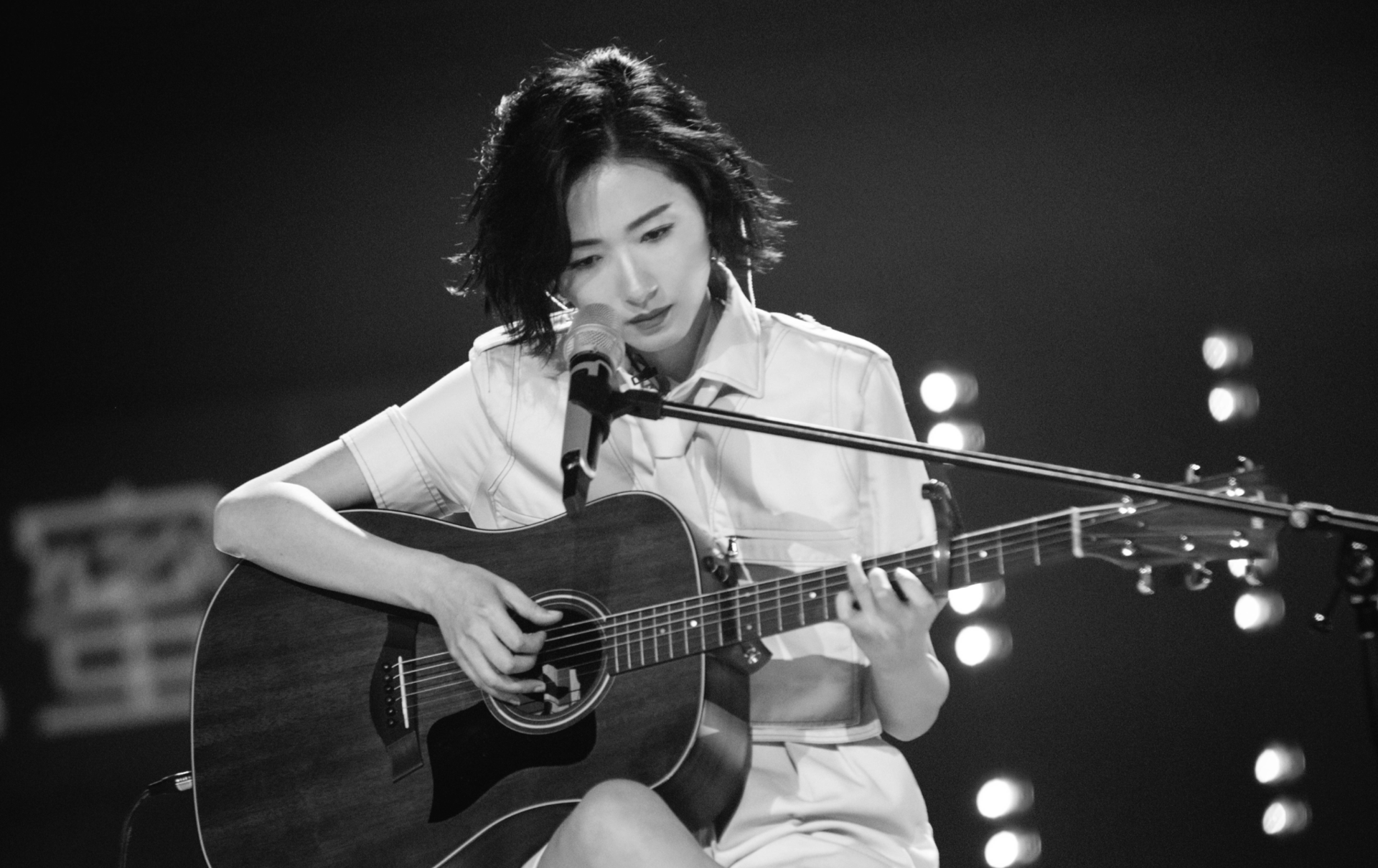 万茜放飞自我，切换8个场合展现魔性舞姿，网友