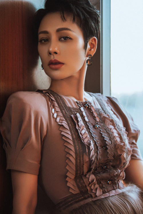 曾经阳光灿烂，如今乘风破浪，年近50的宁静，始终没成为一线女星
