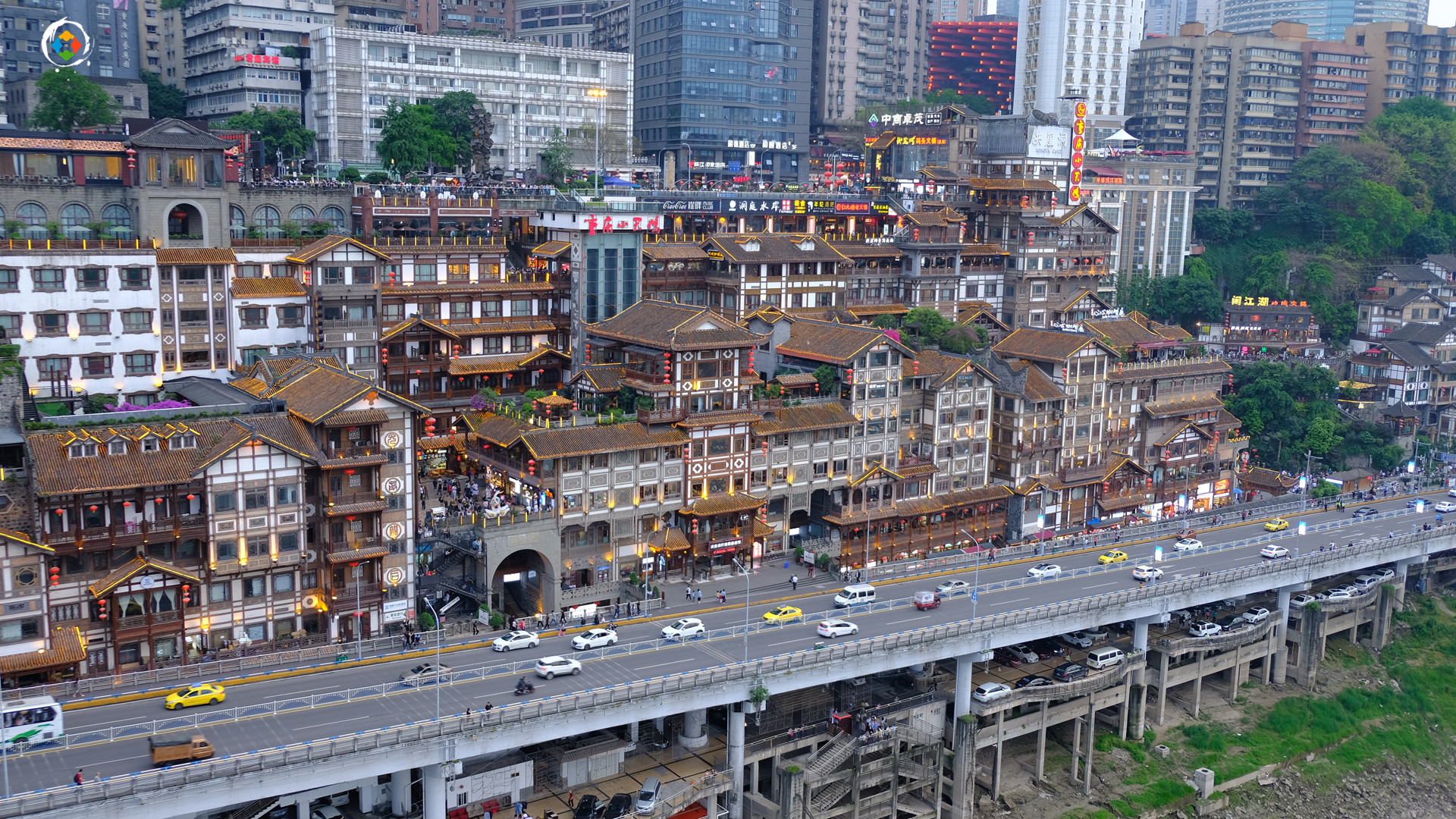 重庆洪崖洞的黑历史，曾经让人难以靠近，改建后游客多到要排队