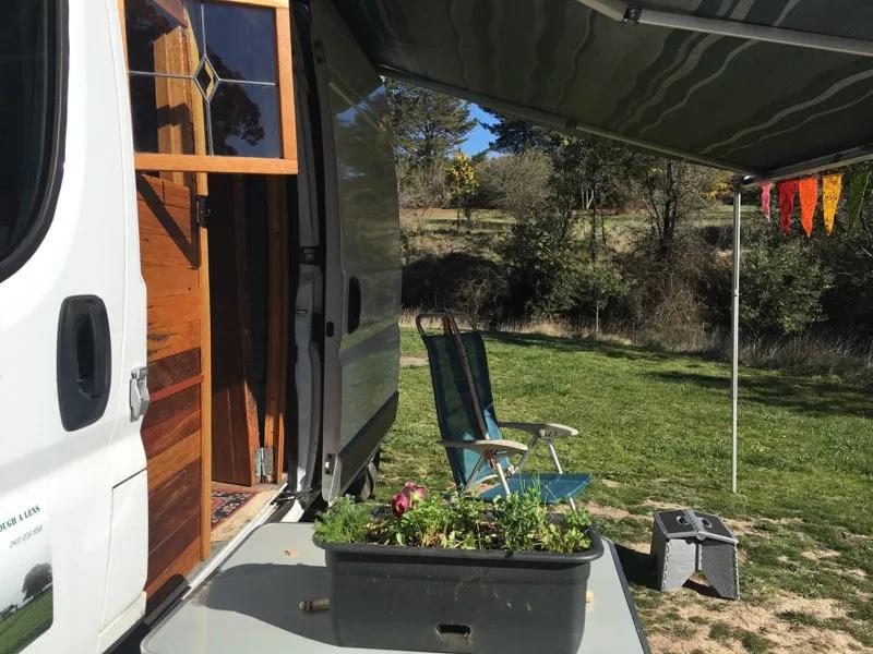 64岁老太不结婚，卖了豪宅住进8㎡蜗居，却过上