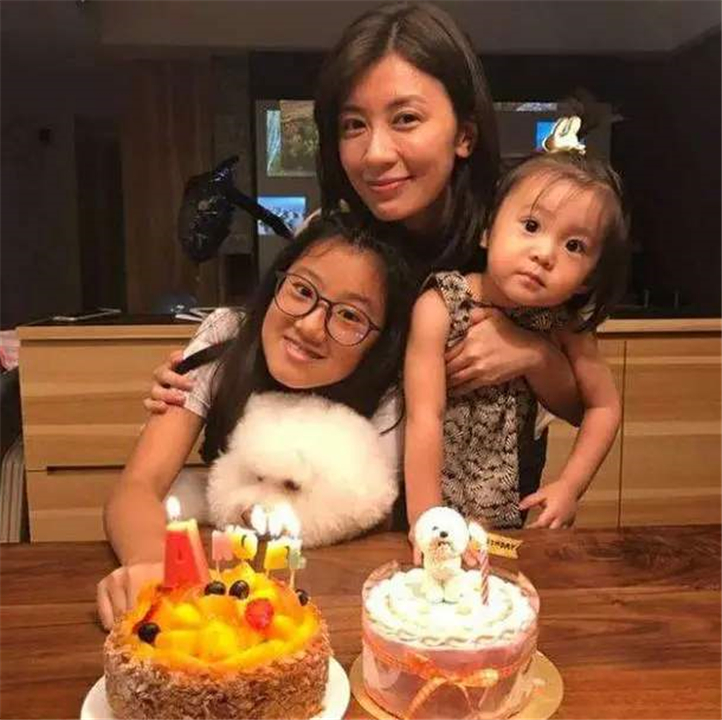 賈靜雯女兒“驚艷式”長大，波妞軟萌討喜，咘咘精緻得像洋娃娃