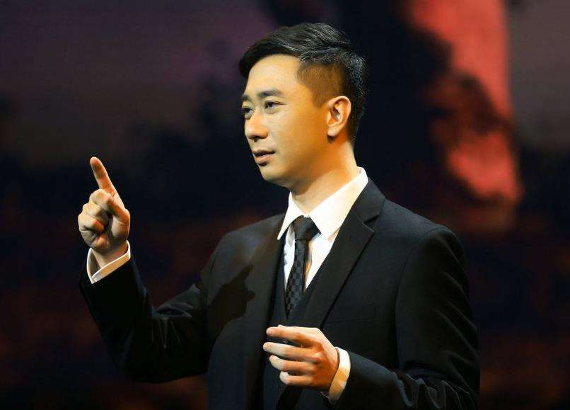 王自健台上演哭章子怡，曾被老婆扇上百耳光，患抑郁症一度想轻生