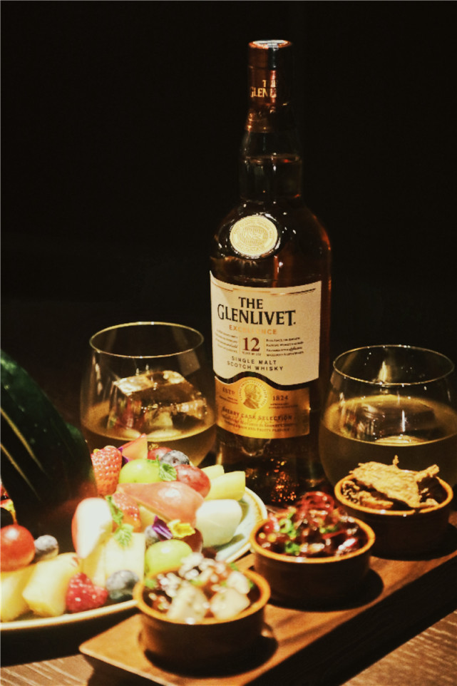 重庆来福士水晶连廊揭幕全新酒吧“THE MAVEN航”