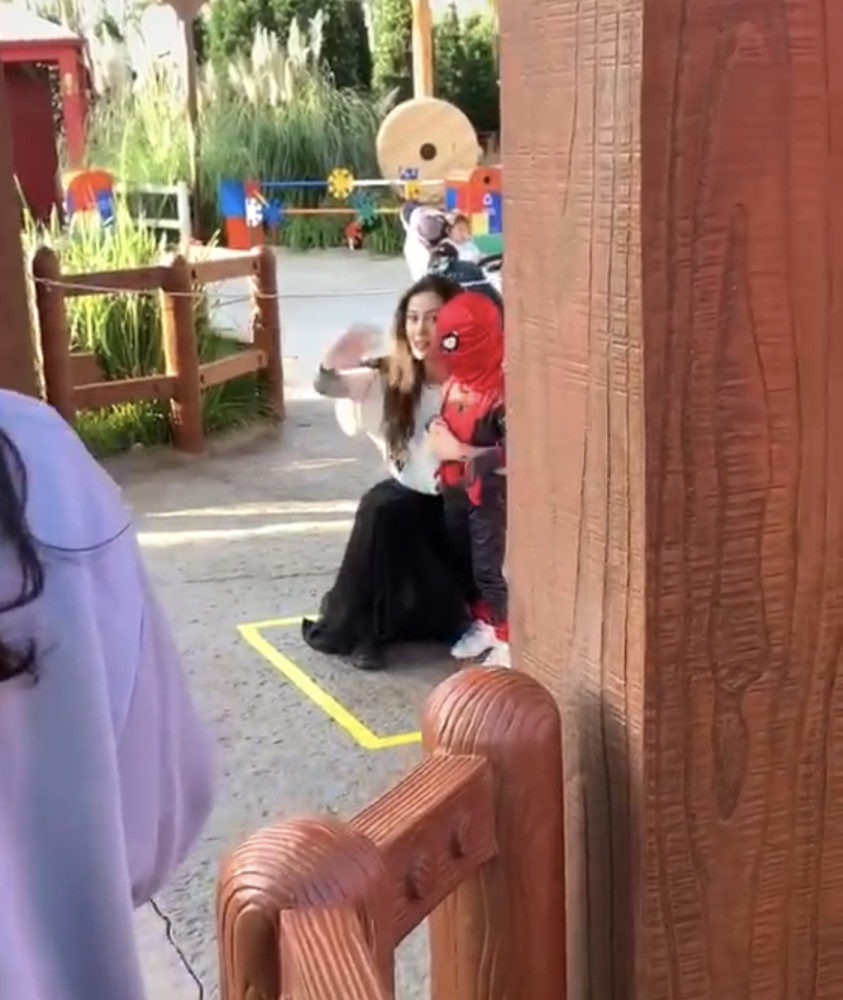 baby母子遊迪士尼，小海綿穿蜘蛛俠皮衣，發現被拍忙遮臉