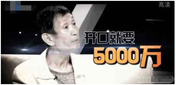毛晓彤与好友聚会喝咖啡，妆容精致状态好，纤细身材如芭比娃娃