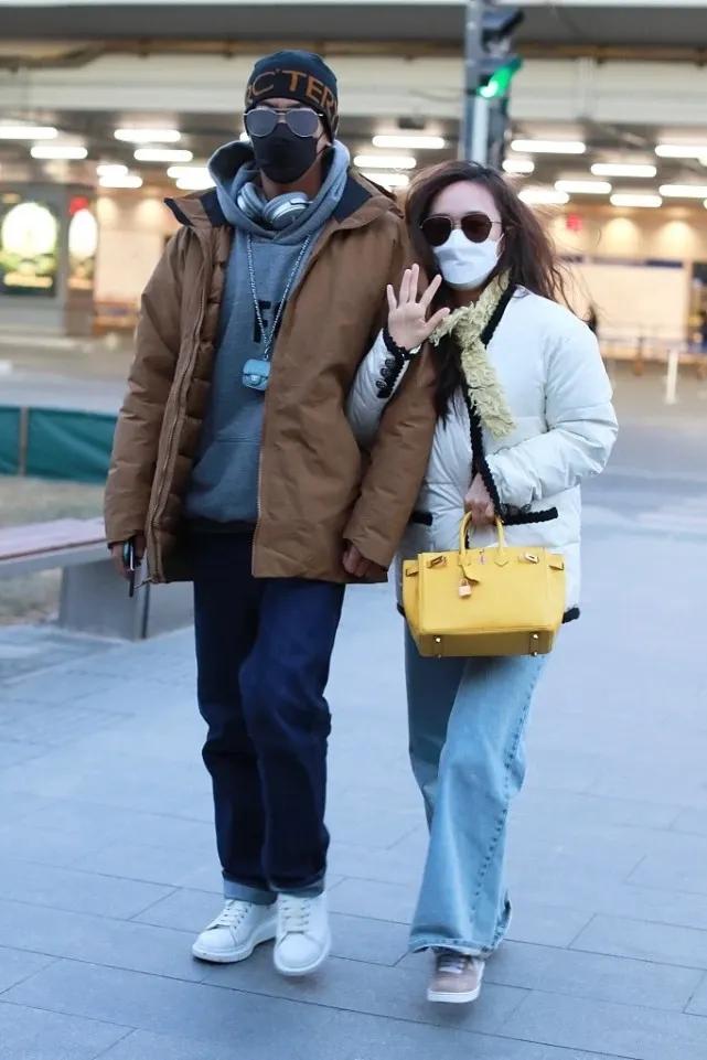 杜江夫婦同框甜蜜秀恩愛，霍思燕緊挽老公手臂撒嬌超膩歪