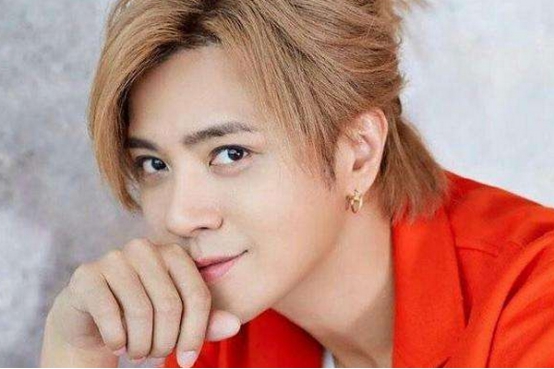 罗志祥被多档节目除名，周扬青开心秀美照，二