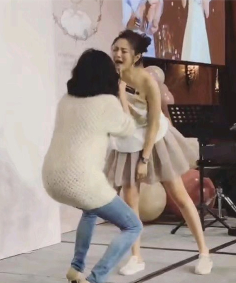 安以轩晒照为女儿庆双满月，一人抱俩妈妈力max，兄妹长相相似