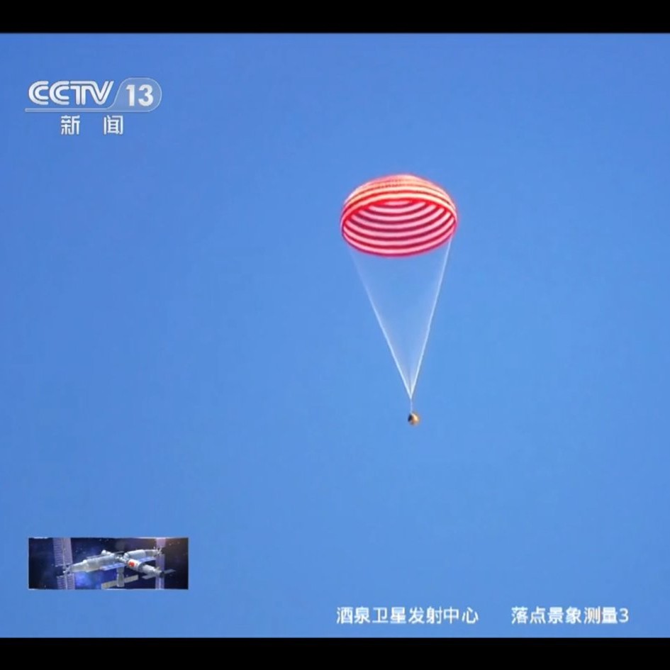 The Shenzhou 12 manned spacecraft's return cabin landed smoothly, and ...