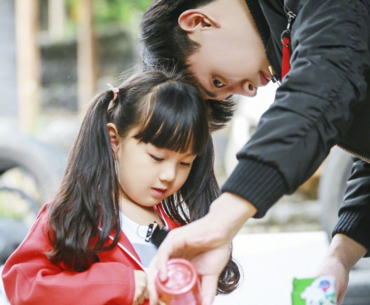 女大十八变！9岁的小山竹美得让人认不出，面对镜头表现力十足