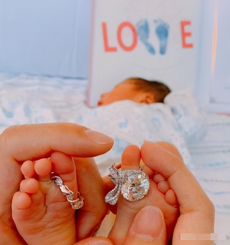 郎朗吉娜新手爸妈引争议，为拍照掰开宝宝手指