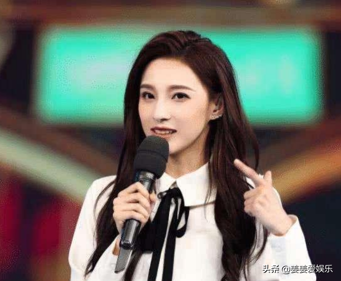 90后央广美女主持，T台泳裤意外掉落，霸气回应