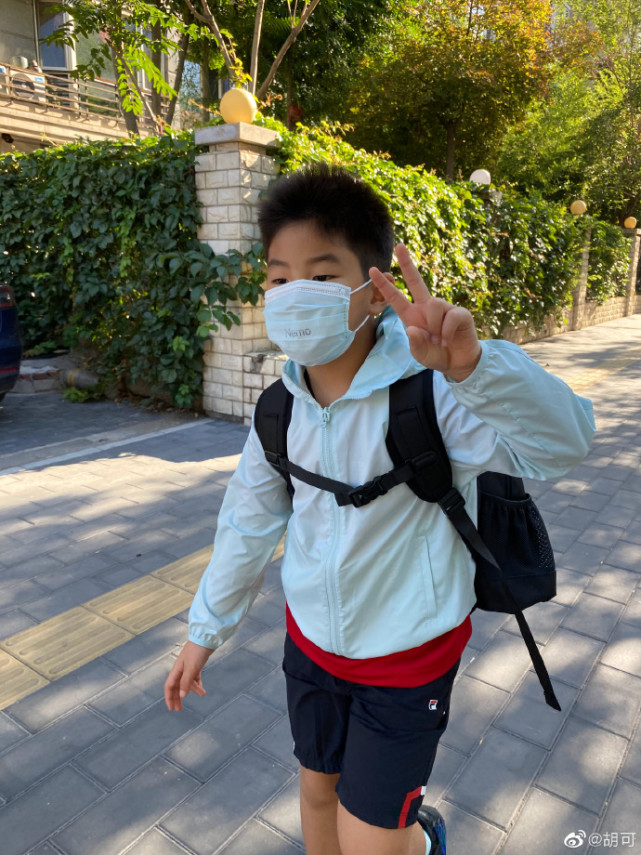 胡可晒俩儿子上学照，曝安吉长大后性格变冷，不愿配合她拍照