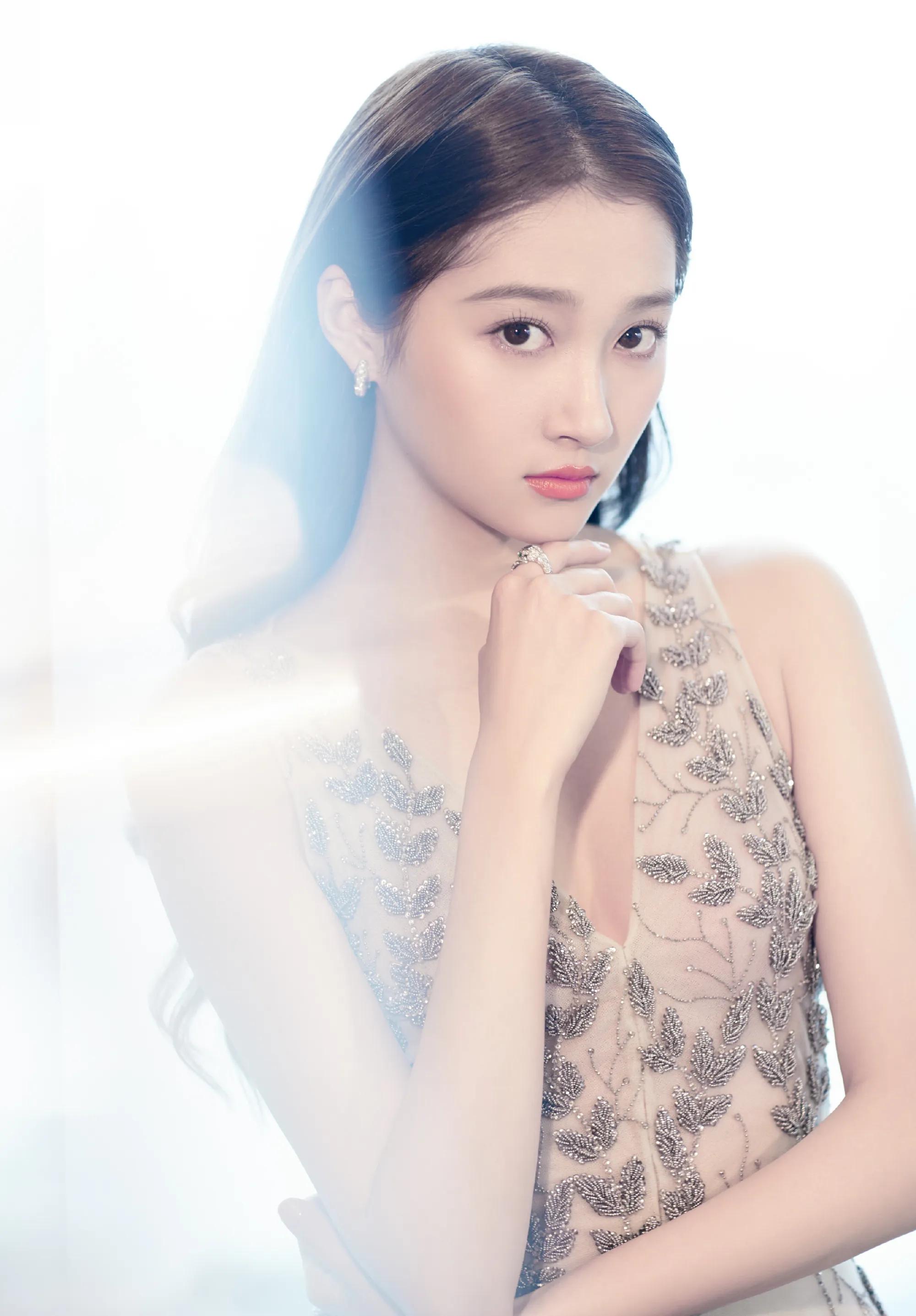 Guan Xiaotong——Sweet shoulder jade back is lovely - iMedia
