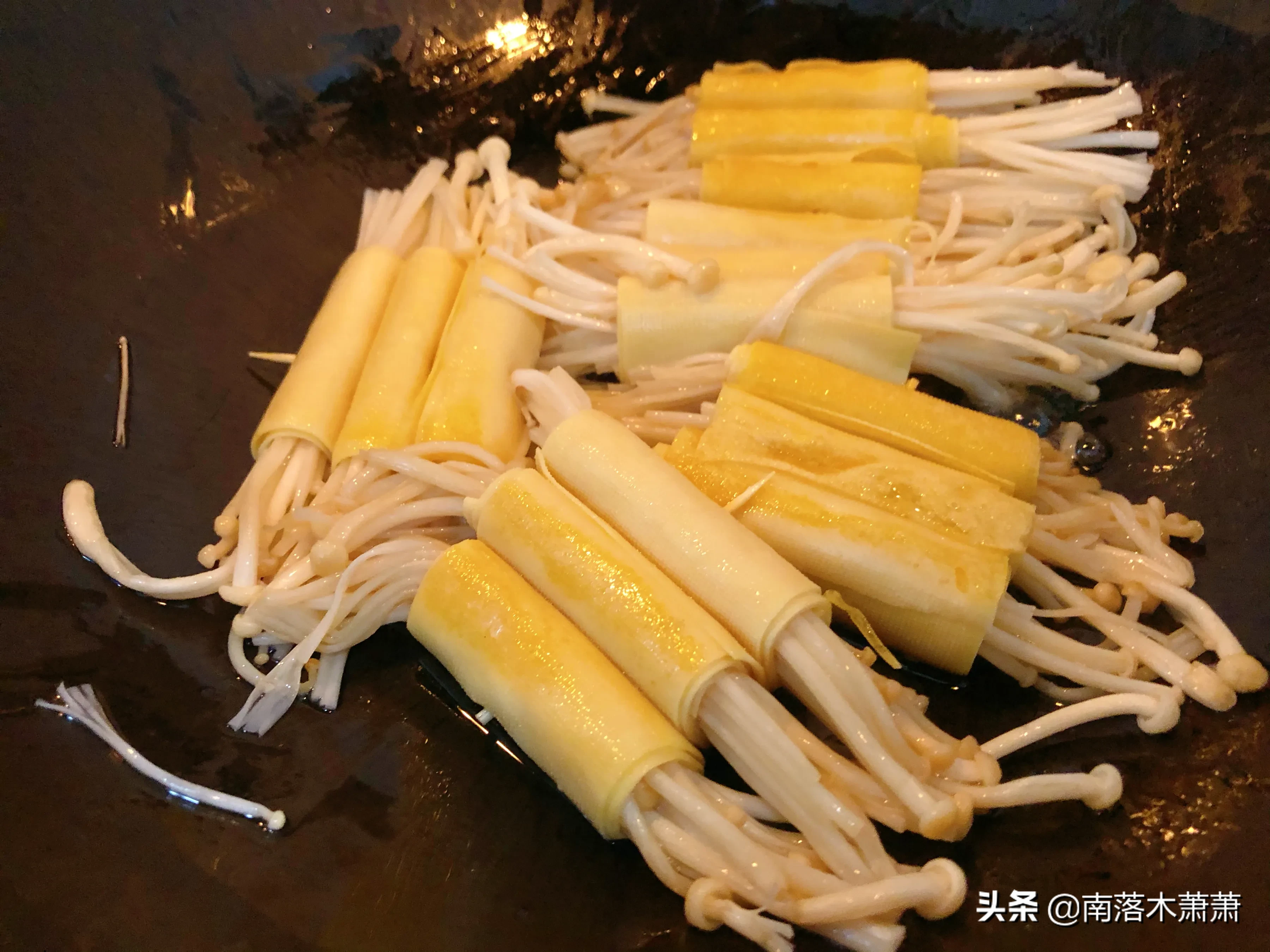 Enoki mushroom and dried tofu are a hundred times more delicious than fried and grilled, especially the thick sauce