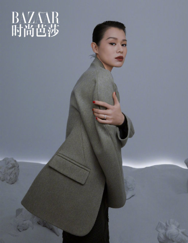 胡杏兒懷三胎後登雜誌封面，全程巧遮孕肚看不出孕相，真時尚孕媽