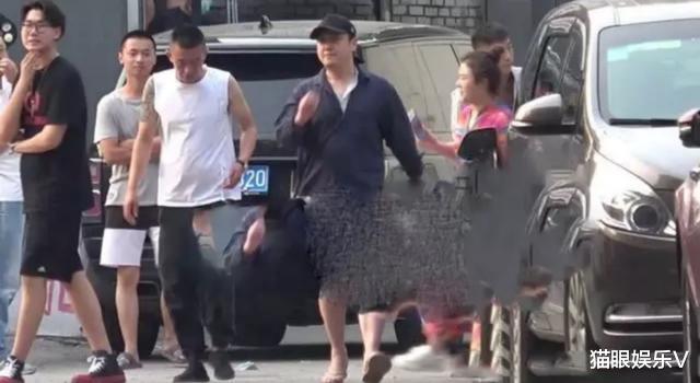 沈騰攜妻子聚餐，37歲妻子王琦身材臃腫小腹微凸，被質疑懷二胎？