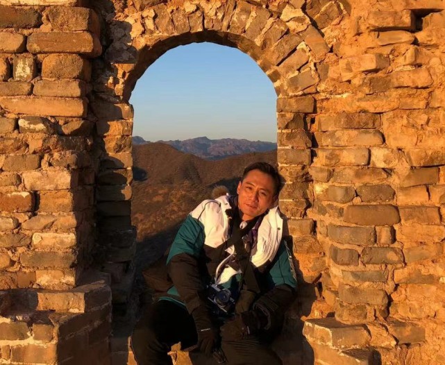 劉燁老婆五一帶兒子外出，十歲諾一長高又變帥，五官越來越像外公