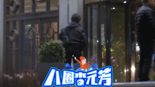 高晓松现身，成功瘦身26斤口罩仍遮不住脸，女儿