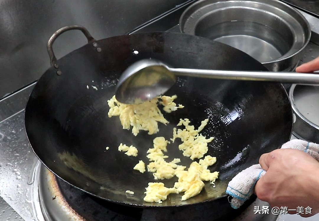 图片[5]-春卷这样做超简单 几张豆腐皮一卷一炸 鲜香可口 零食都解决了-起舞食谱网