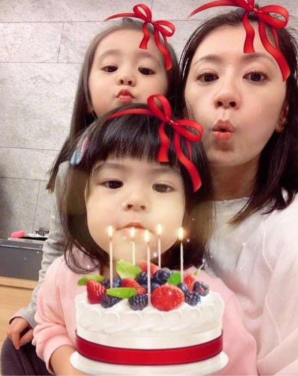 賈靜雯和仨女兒搞怪，4個美女咘咘眼睛居然最小，波妞缺牙張嘴笑