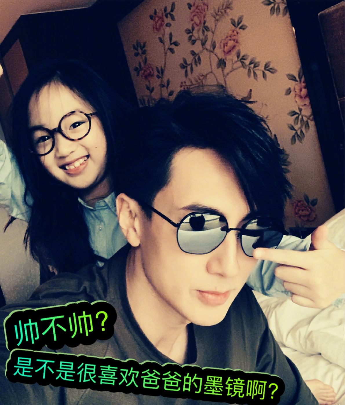 吴尊晒女儿，9岁NeiNei一头长发初露女神范，戴圆框眼镜呆萌可爱