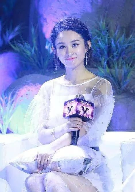 带你看看：女星们的“遮挡神器”，贾静雯拿矿泉水，杨幂用手