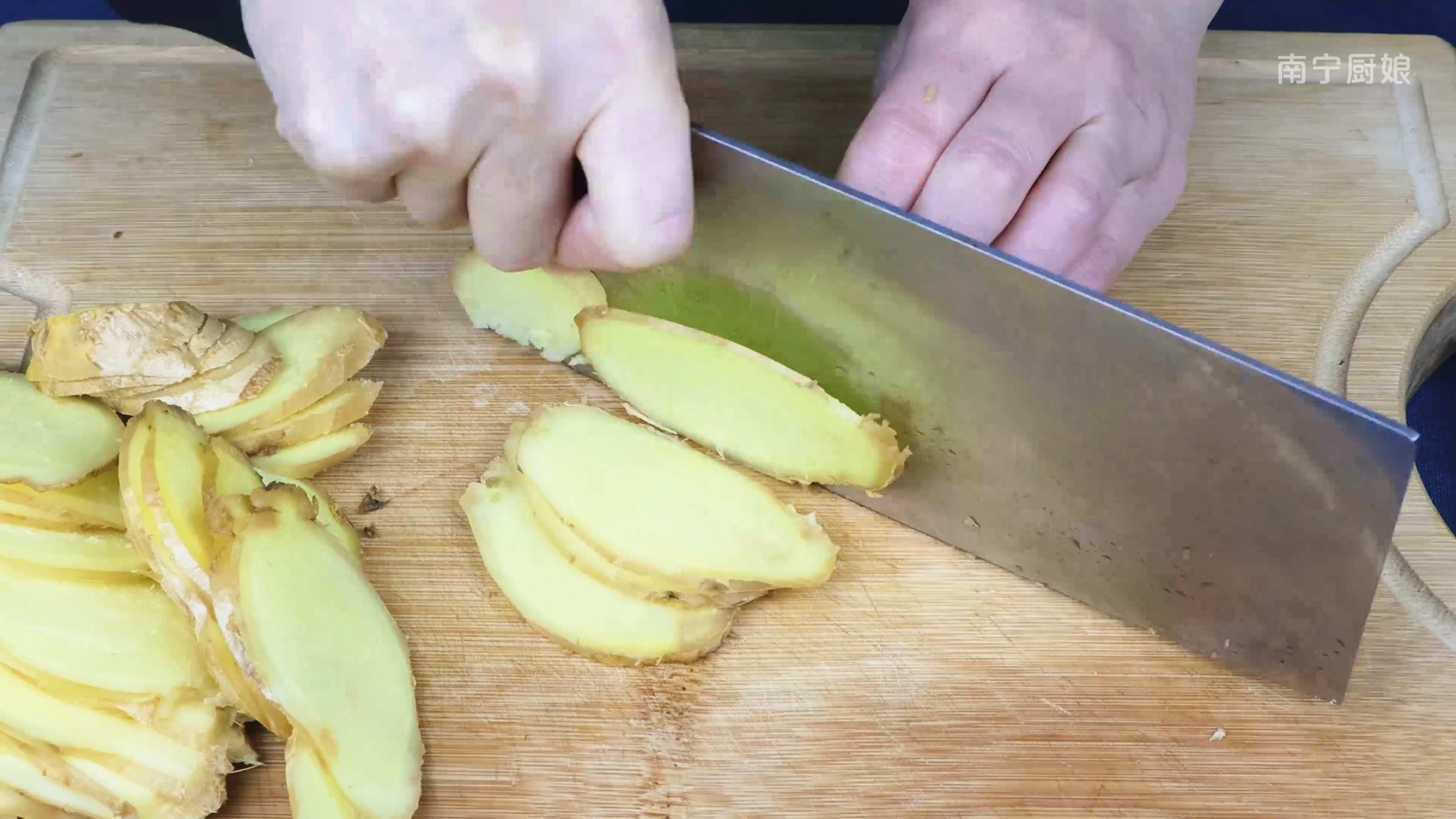 把生薑放鍋裡蒸一蒸，效果花錢都難買，爺爺悄悄告訴我，長見識了