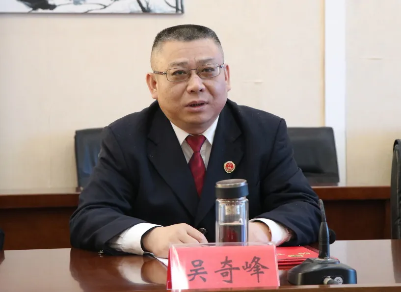 南昌县检察院检察长吴奇峰受聘担任莲塘一中法治副校长