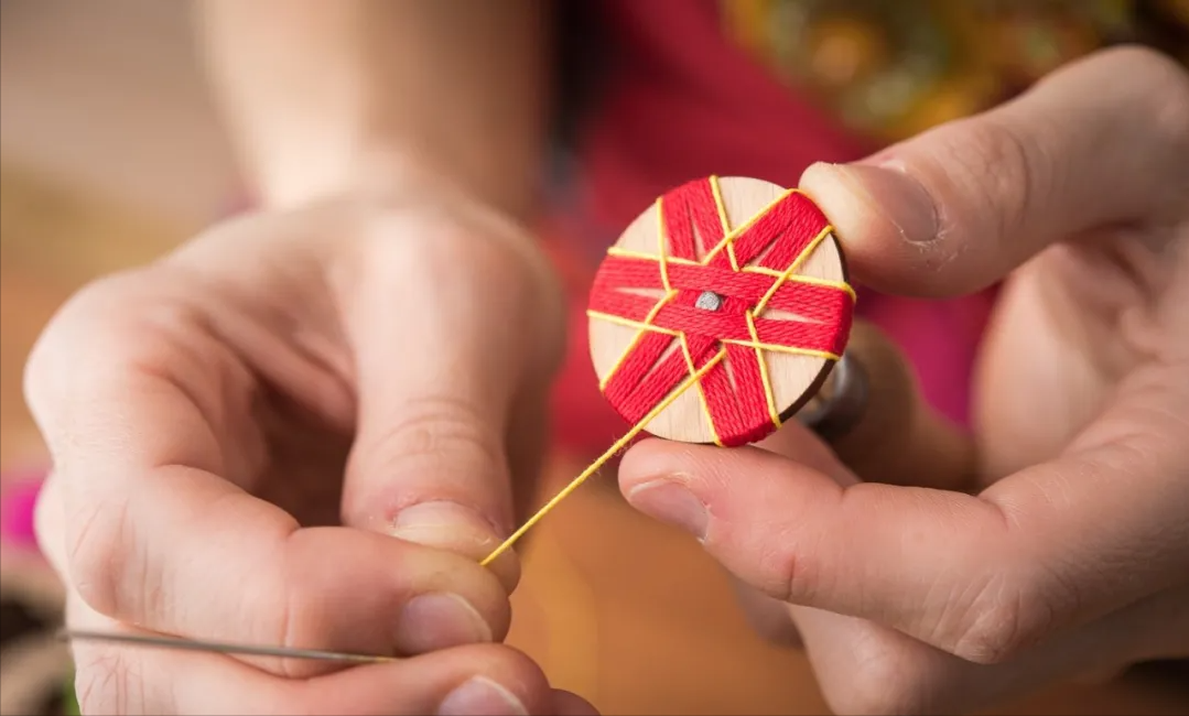 一个小小的圆环，绕上彩线，改造出的装饰品，比外面买的美几倍