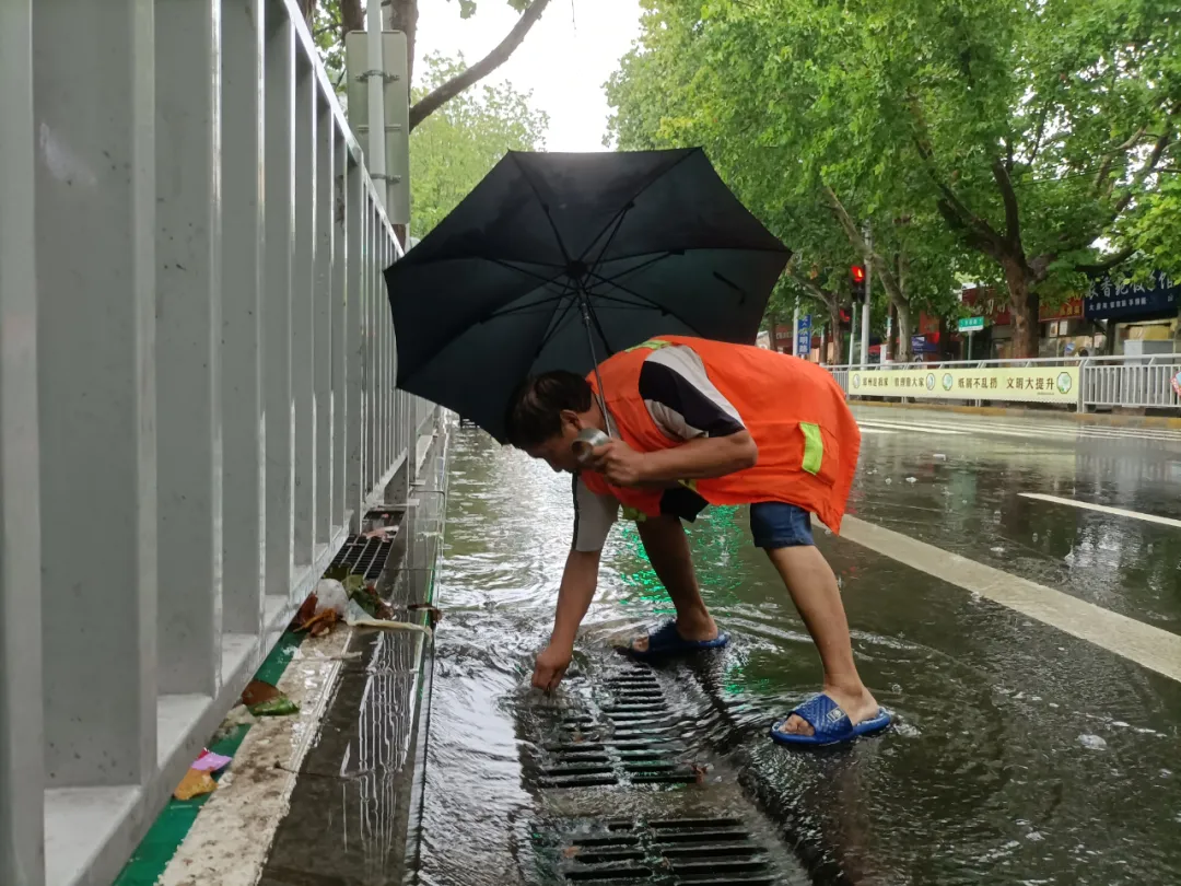 少些吐槽、抱怨！多为大雨中的“他们”点个赞吧