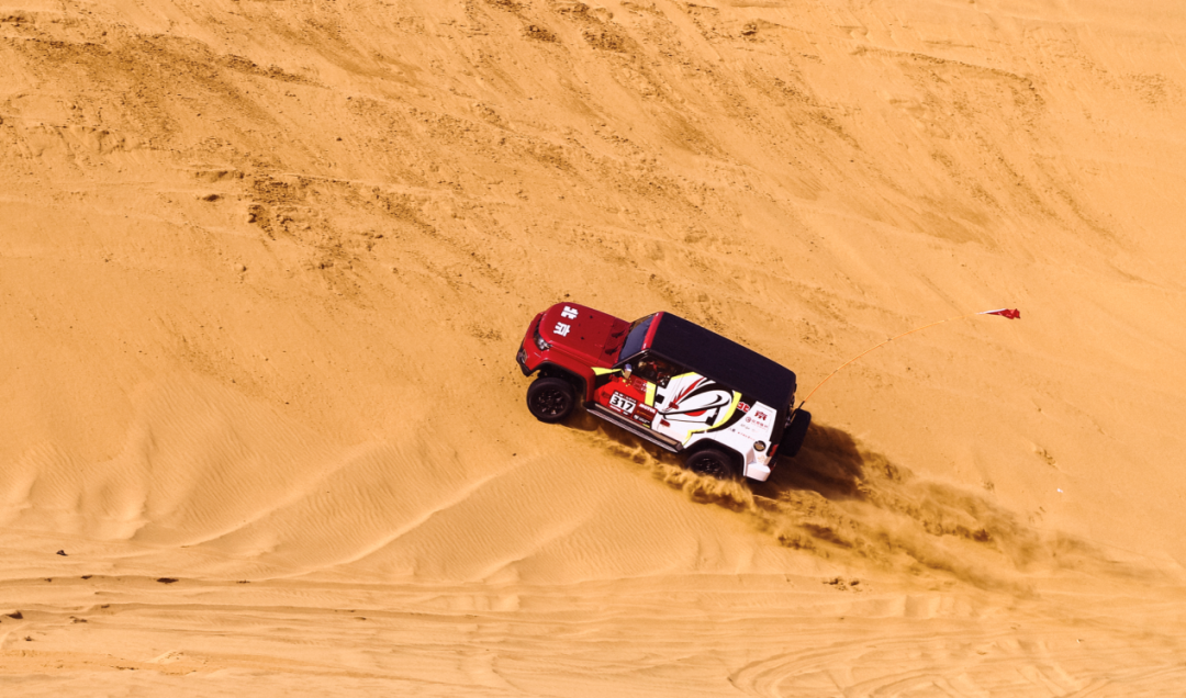 战狼2中的硬汉座驾，10多万的北京BJ40是坦克300强敌