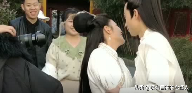 女演員拍吻戲沒(méi)經(jīng)驗(yàn)，一個(gè)鏡頭拍十幾條，導(dǎo)演：底片不要錢(qián)的??？