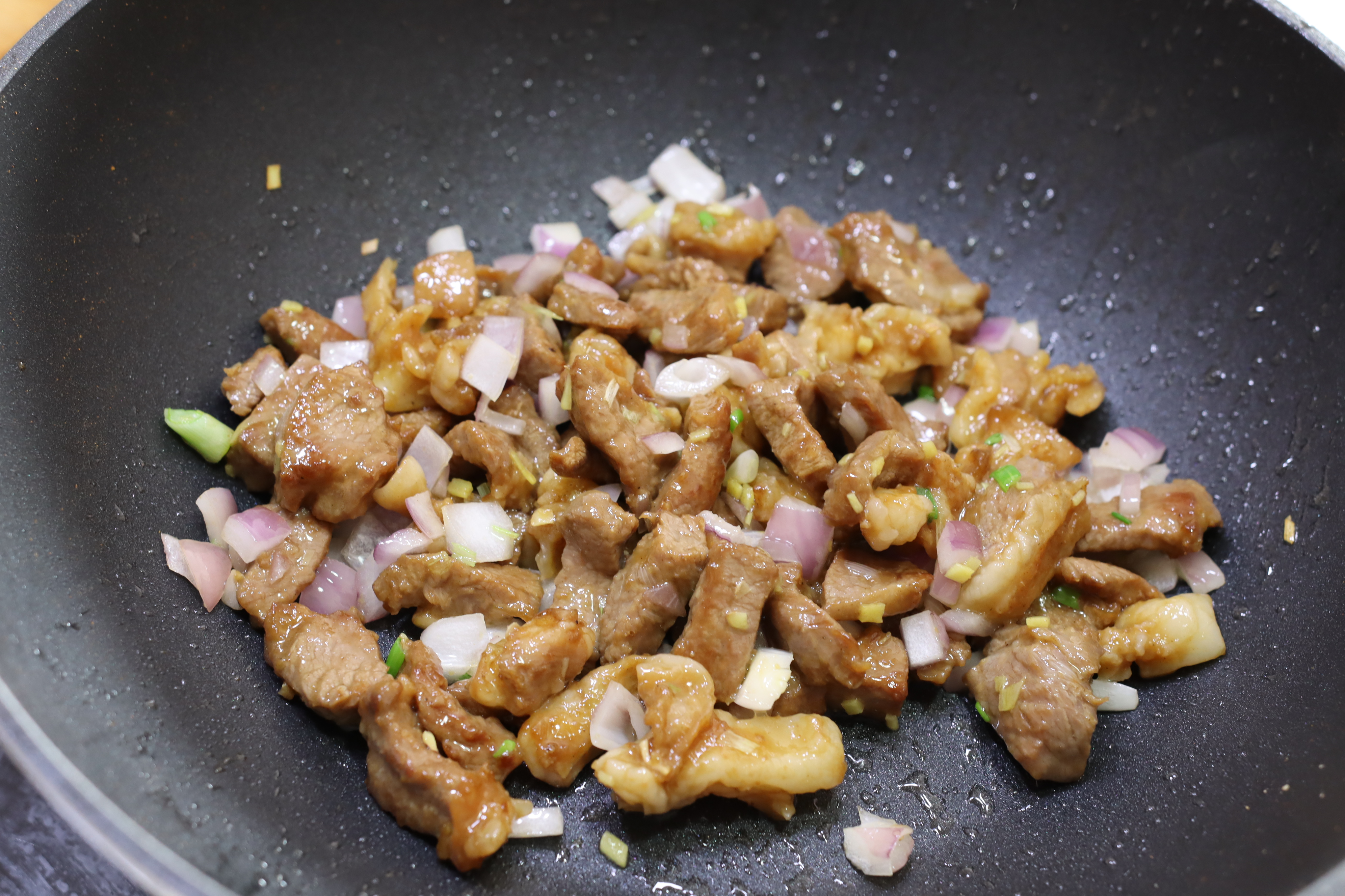 炒孜然羊肉时，切片还是切块很关键，方法对了，做出来比烤串还香