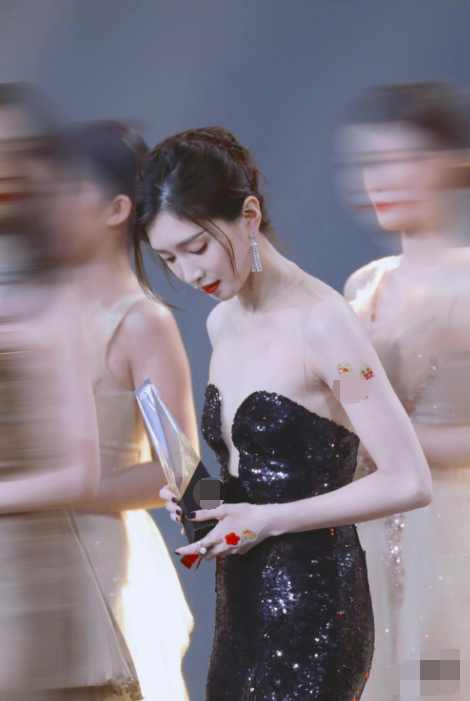 江疏影黑色长裙现身活动，肤色白皙透亮，也太