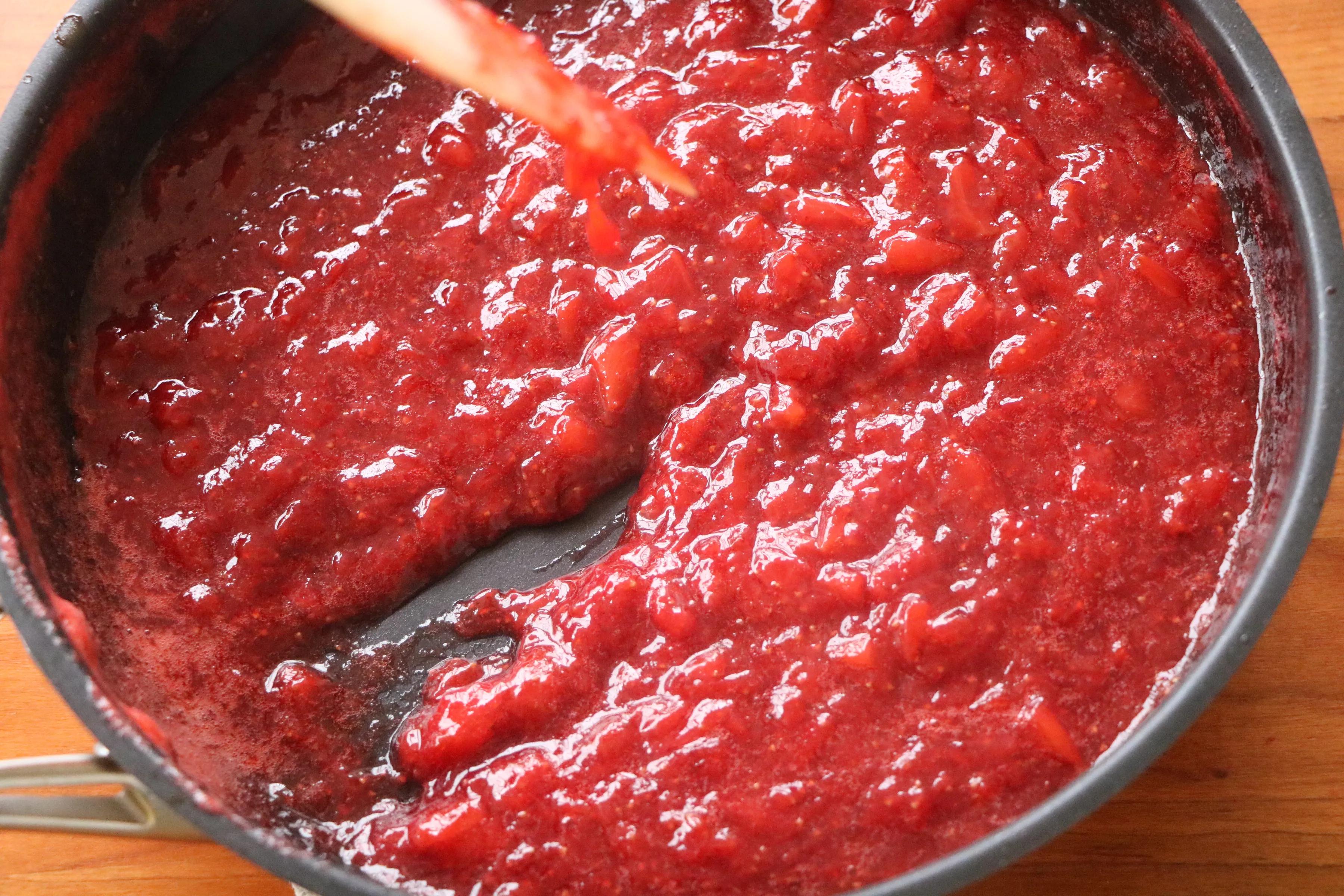 趁著草莓下季，趕緊買點回來做成醬，早餐抹在麵包上，太好吃了