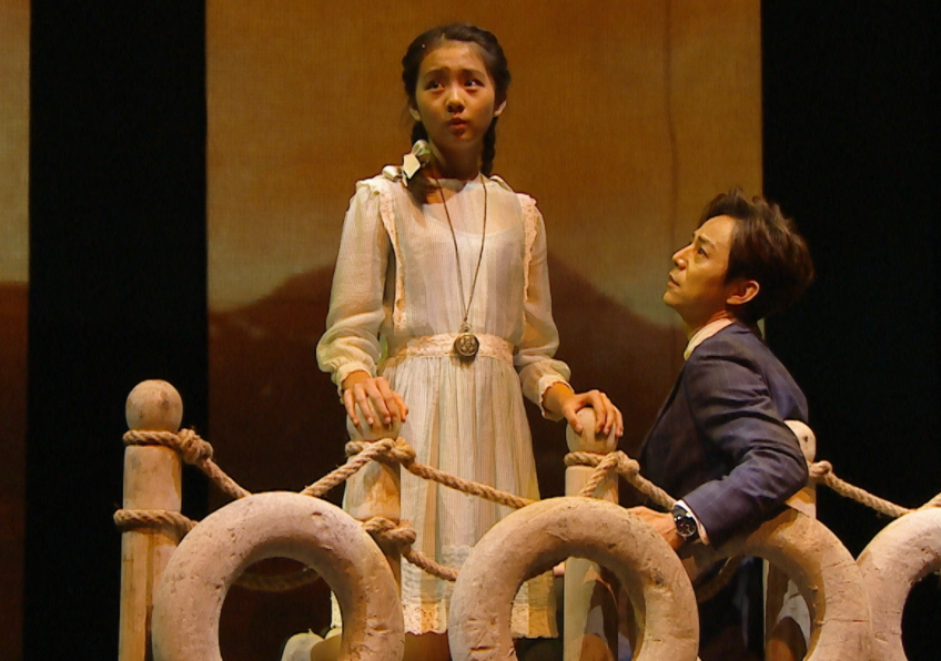 黄磊女儿后台花絮照曝光！身形纤瘦下巴尖，化